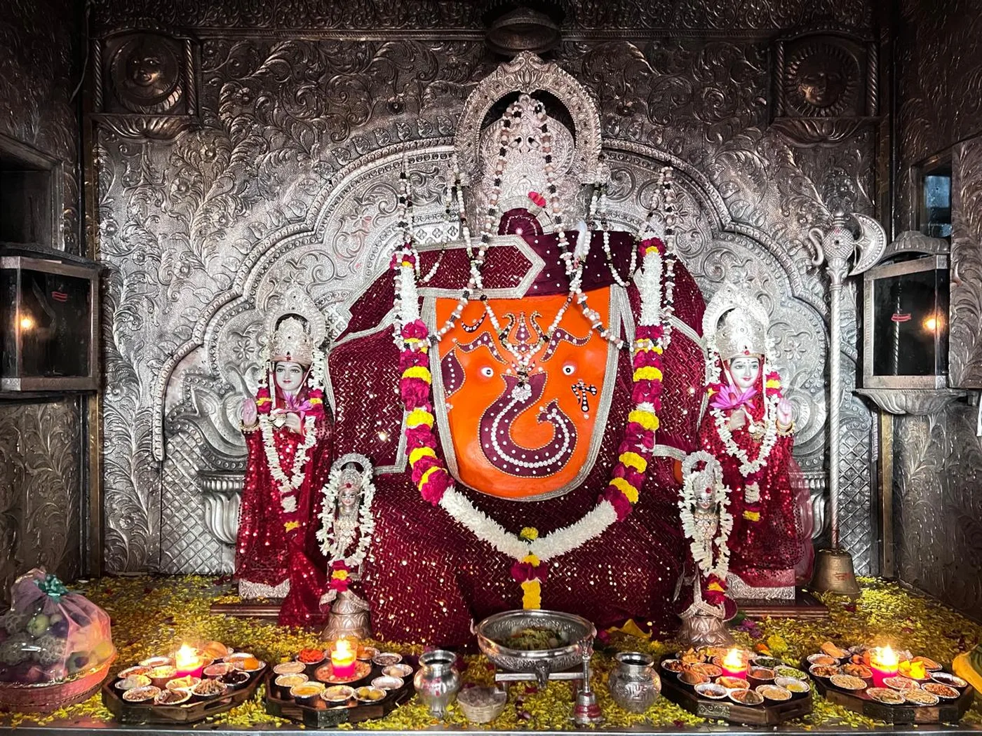 Khajrana Shringar — The Altar
